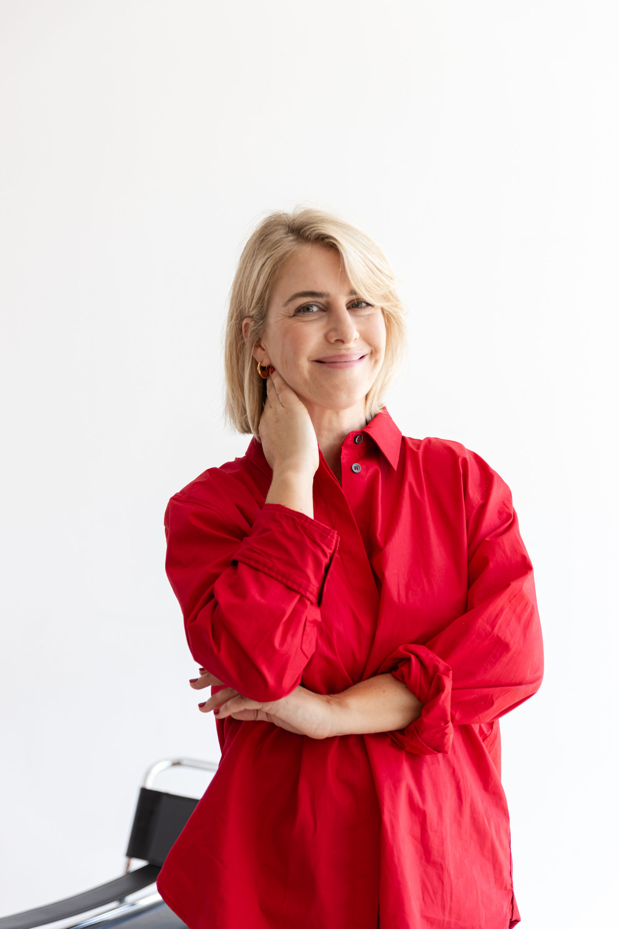 Retrato de Sílvia Torner Freixas con camisa roja